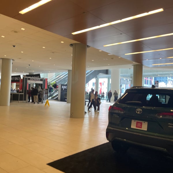 Foto diambil di Metro Toronto Convention Centre - North Building oleh Spatial Media pada 2/24/2023
