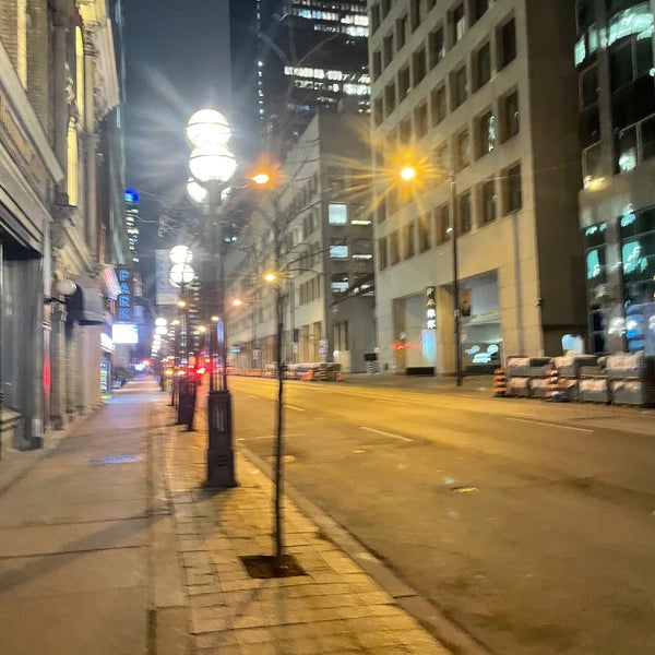 Foto diambil di Toronto Financial District oleh Spatial Media pada 12/7/2022