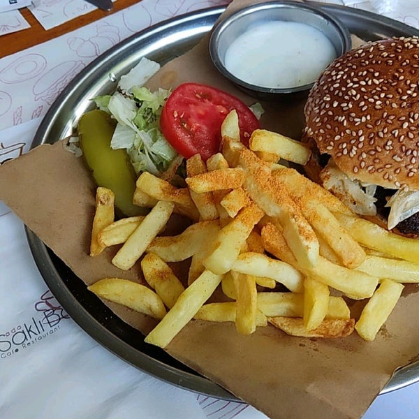 Das Foto wurde bei Saklı Cafe Restaurant von Smha Y. am 7/8/2022 aufgenommen