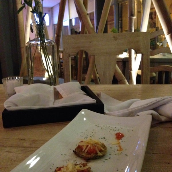 รูปภาพถ่ายที่ ZACCAI Restaurante Bar โดย cejonlopezp เมื่อ 11/1/2013