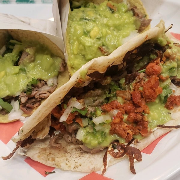 รูปภาพถ่ายที่ Tacos El Bronco โดย cejonlopezp เมื่อ 8/4/2021