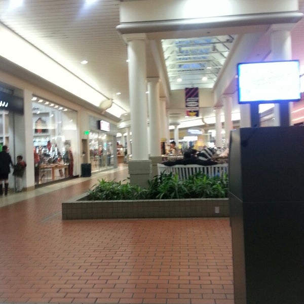 Foto tirada no(a) Security Square Mall por BJ em 11/20/2013