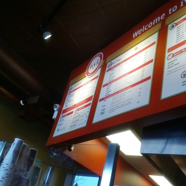 3/31/2014에 Bill C.님이 Ivy&#39;s Burgers, Hot Dogs and Fries에서 찍은 사진