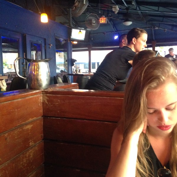 รูปภาพถ่ายที่ Blu Que Island Grill โดย Dallas T. เมื่อ 5/21/2014