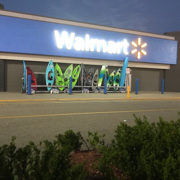 Walmart Supercenter Somersworth, NH에서의 사진