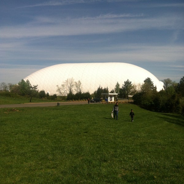 4/21/2013 tarihinde JC S.ziyaretçi tarafından Inova Sports Performance Center at Redskins Park'de çekilen fotoğraf