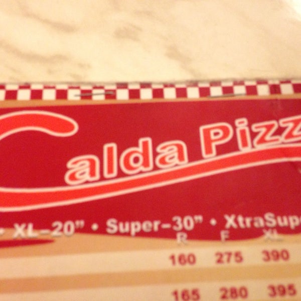 Photo prise au Calda Pizza par Kevin Raphael D. le2/2/2014