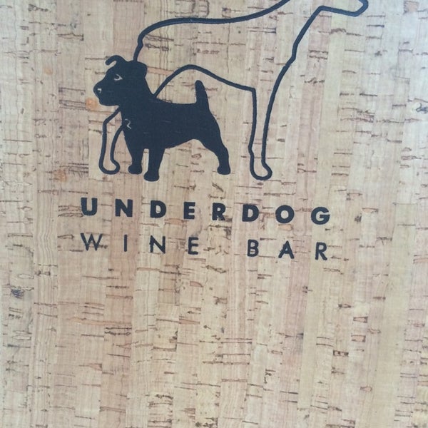 Foto scattata a Underdog Wine Bar da Alexis R. il 6/7/2014