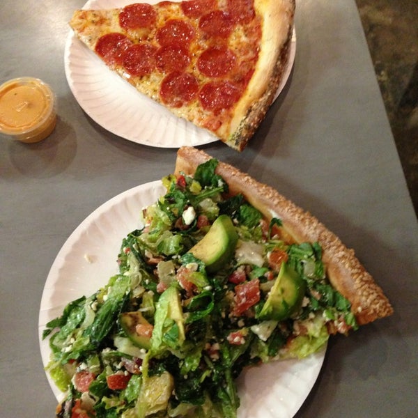 3/27/2013 tarihinde Max M.ziyaretçi tarafından Grey Block Pizza'de çekilen fotoğraf