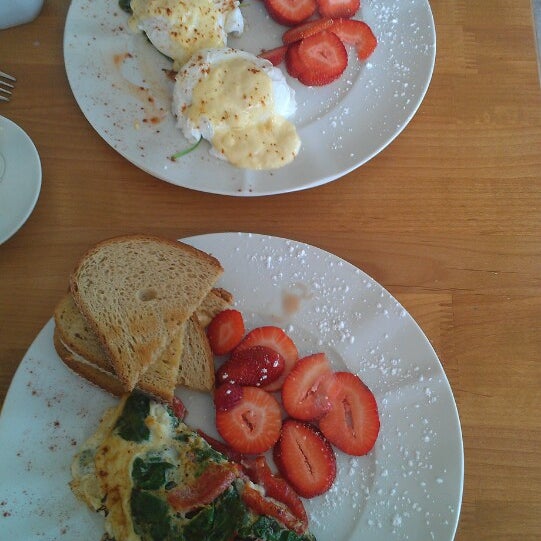 Try the Crab Florentine Benedict and the picaso omlet omggg yummmm