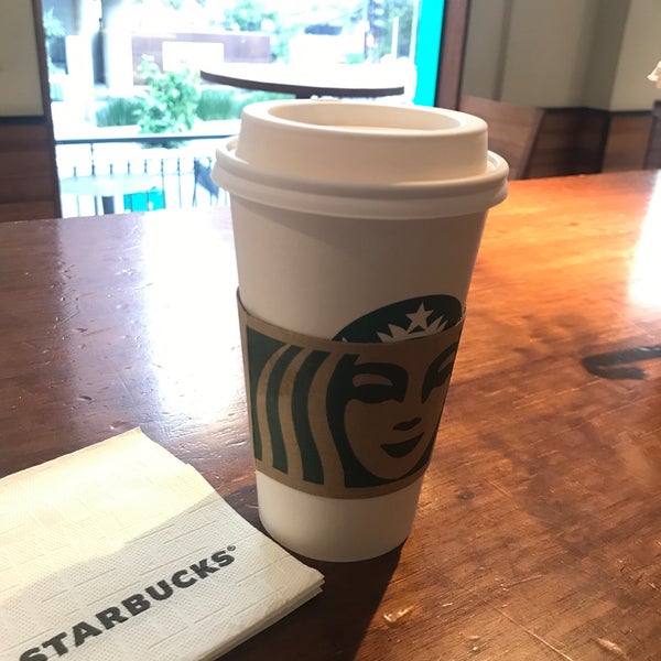 Foto diambil di Starbucks oleh Beatriz N. pada 5/23/2022