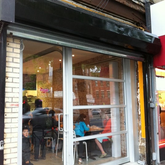 Foto scattata a Kimchi Grill da thecoffeebeaners il 5/4/2012