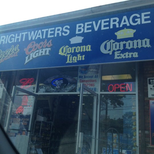 Foto scattata a Brightwaters Beverage Center da Anne G. il 7/4/2012