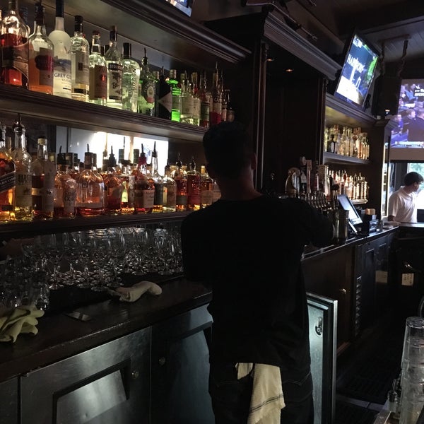 Foto scattata a Zeki&#39;s Bar da Chadwick . il 4/22/2017