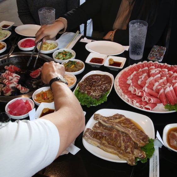 Das Foto wurde bei TGI Korean BBQ von TGI Korean BBQ am 5/9/2018 aufgenommen