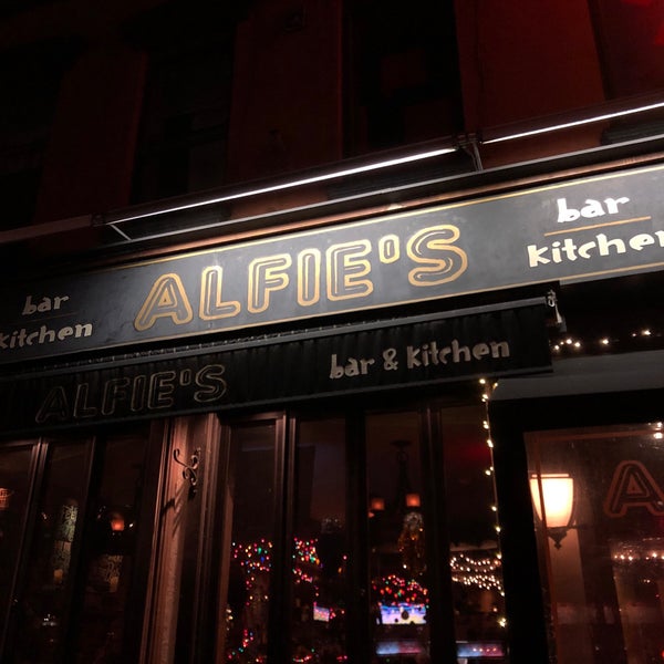 รูปภาพถ่ายที่ Alfie&#39;s Bar &amp; Kitchen โดย Booie เมื่อ 12/26/2018