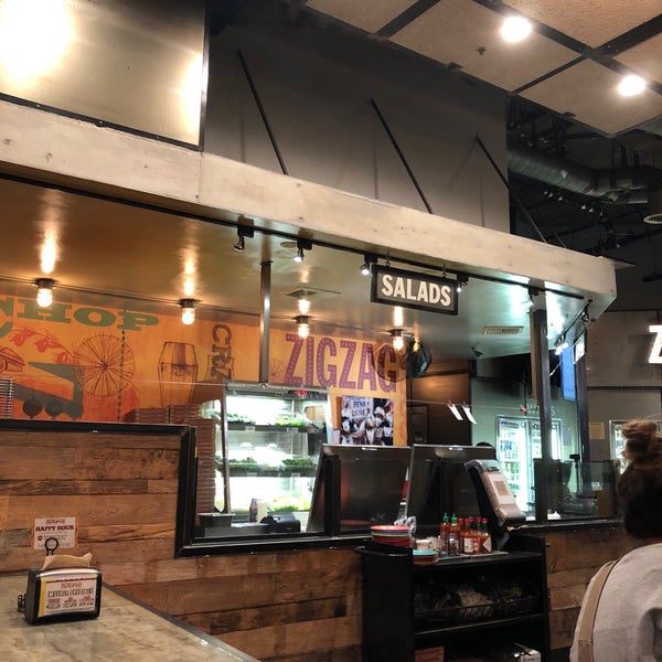 Photo taken at ZIGZAG Pizza by Booie on 11/6/2018