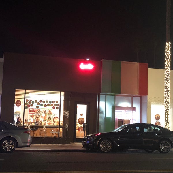 Photo taken at Sprinkles Beverly Hills Cupcakes by Booie on 11/14/2018