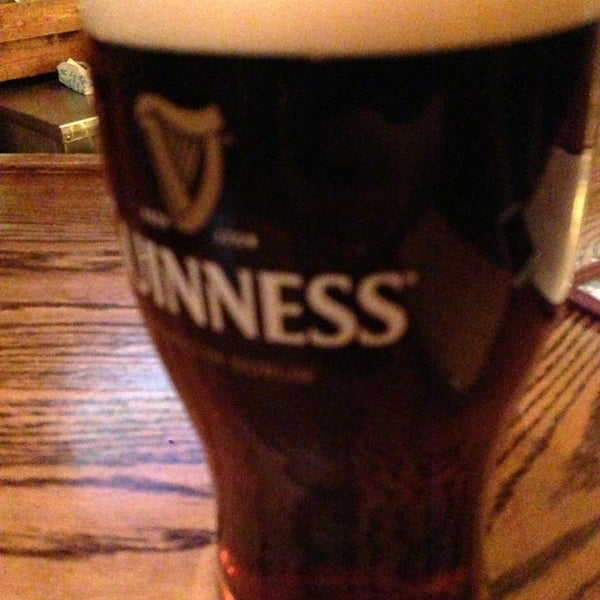 Снимок сделан в Molloy&#39;s Irish Pub пользователем Liz G. 5/28/2013