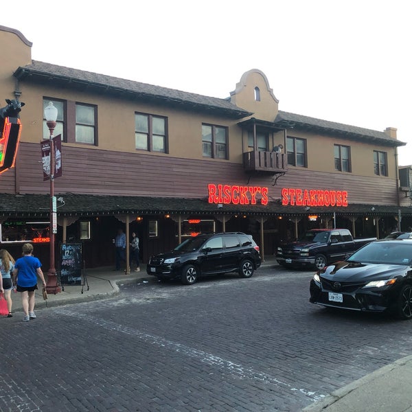 Foto diambil di Riscky&#39;s Steakhouse oleh Ryan W. pada 7/28/2019