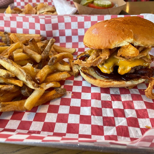 Foto scattata a MOOYAH Burgers, Fries &amp; Shakes L da Ryan W. il 11/28/2023