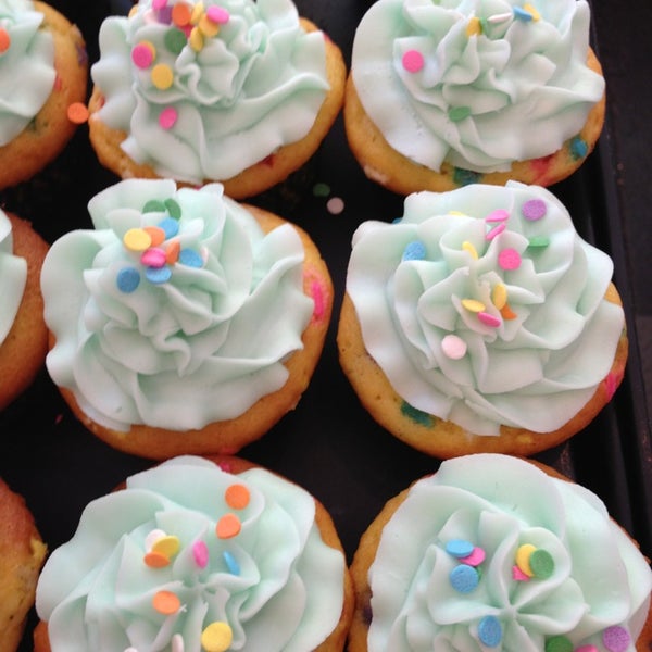 Photo prise au Sugarush (cupcakes, cakes &amp; candy) par Tara R. le5/10/2013