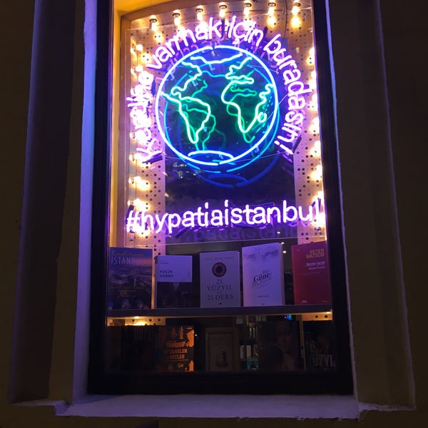 8/14/2020 tarihinde Nilufer K.ziyaretçi tarafından Hypatia İstanbul Kitabevi &amp; Cafe'de çekilen fotoğraf