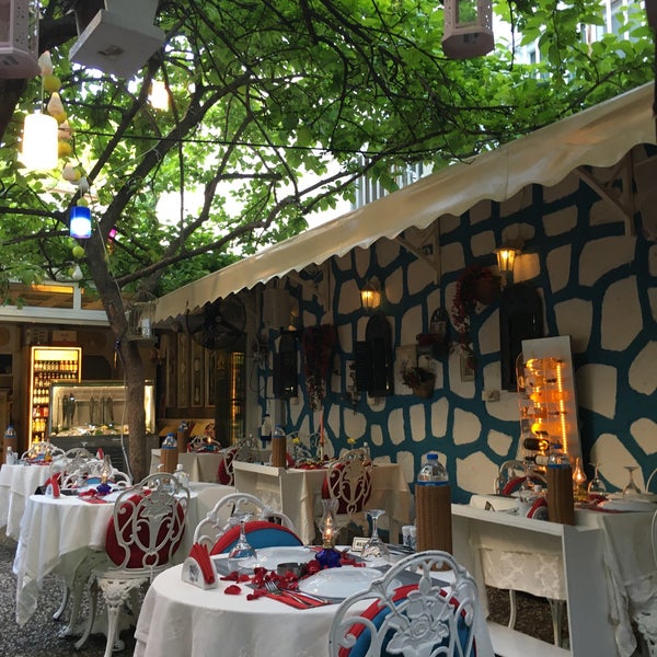Foto diambil di Secret Garden Cafe &amp; Restaurant oleh Nilufer K. pada 5/14/2022