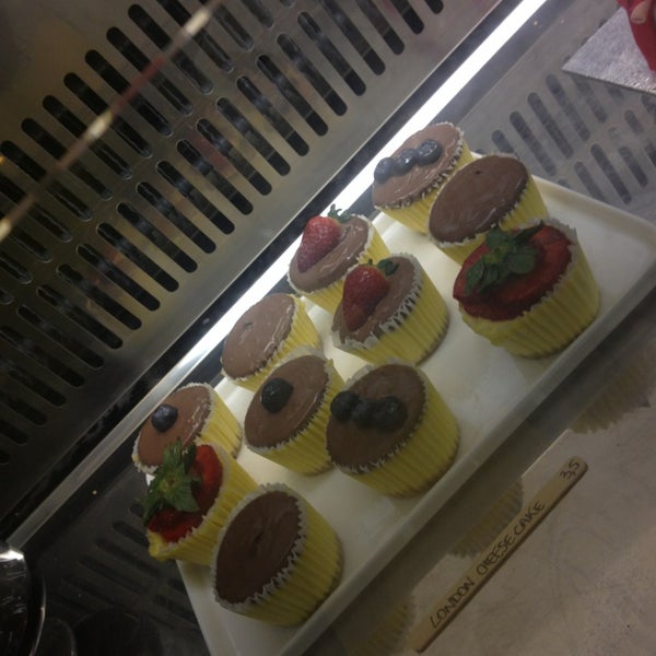 รูปภาพถ่ายที่ Made Creative Bakery โดย antonella เมื่อ 3/1/2013