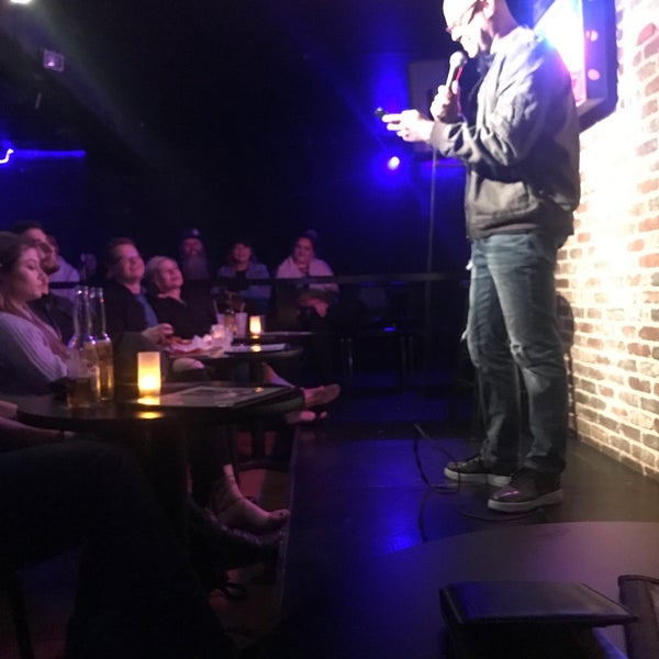 รูปภาพถ่ายที่ New York Comedy Club โดย JR G. เมื่อ 5/19/2018