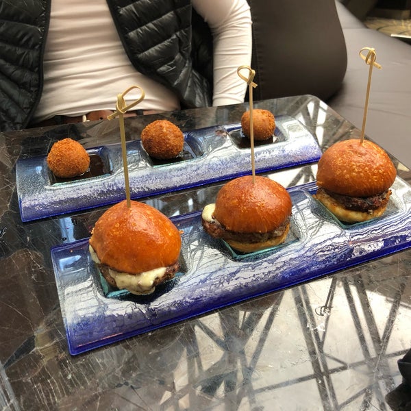 Das Foto wurde bei Azure Restaurant &amp; Bar von Scooter T. am 2/19/2019 aufgenommen