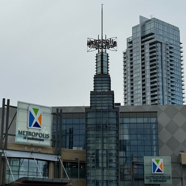 รูปภาพถ่ายที่ Metropolis at Metrotown โดย Scooter T. เมื่อ 2/5/2024