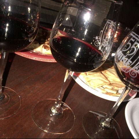 Foto scattata a 55° Wine Bar da lizzie💋 il 2/1/2013