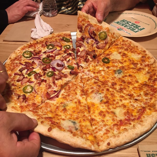 Foto tirada no(a) New York Pizza por Cansu ç. em 8/1/2015