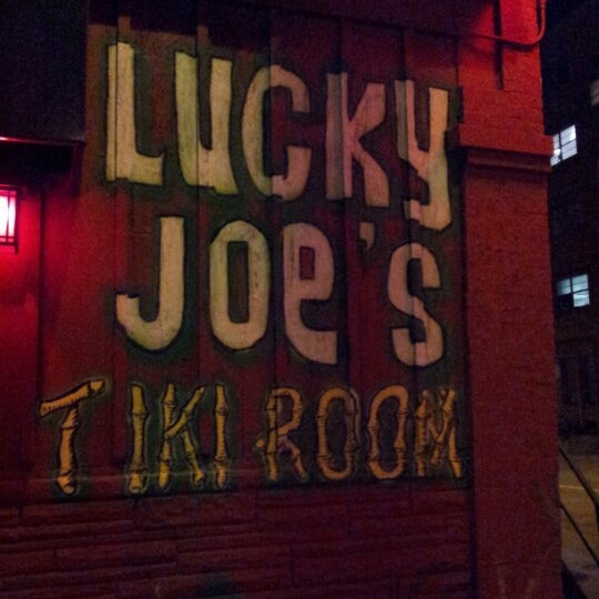 รูปภาพถ่ายที่ Lucky Joe&#39;s Tiki Room โดย SKEET C. เมื่อ 1/10/2013