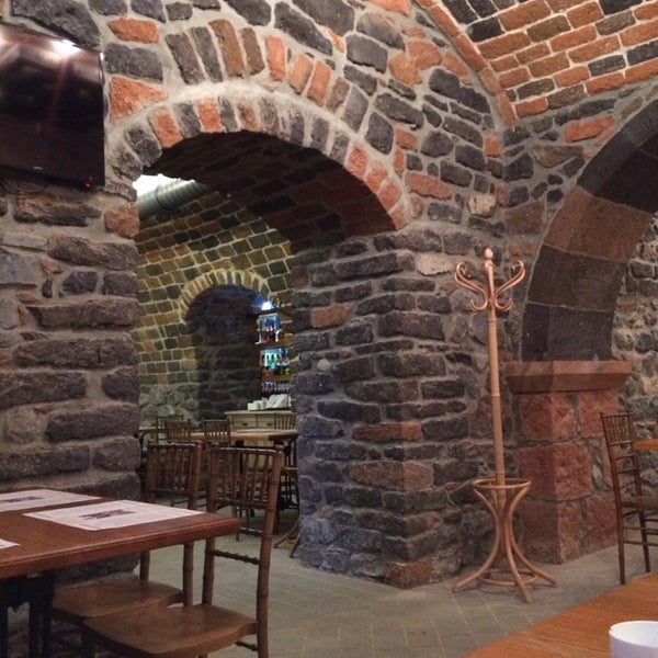 2/19/2014 tarihinde Vladimir B.ziyaretçi tarafından Salon Armenian Restaurant'de çekilen fotoğraf