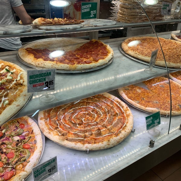 Photo prise au New York Pizza par Shai S. le7/22/2019