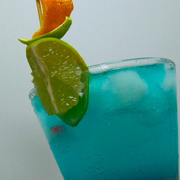 Este é o drink Ilhabela, feito com cachaça Sagatiba, curaçau blue, limão e hortelã. Azul da cor do mar, vermelho do pôr do sol.... ai ai, delícia!