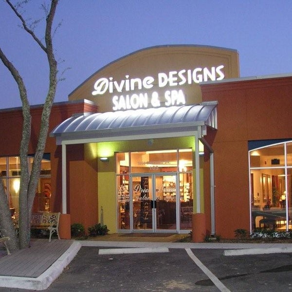 Foto diambil di Divine Designs Salon &amp; Spa oleh Divine Designs Salon &amp; Spa pada 5/31/2015
