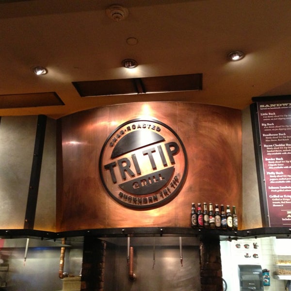 รูปภาพถ่ายที่ Tri Tip Grill โดย Jimmy F. เมื่อ 12/23/2012