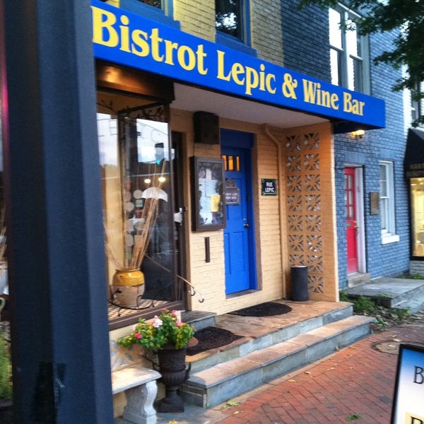 Foto tirada no(a) Bistrot Lepic &amp; Wine Bar por Ray S. em 10/17/2013