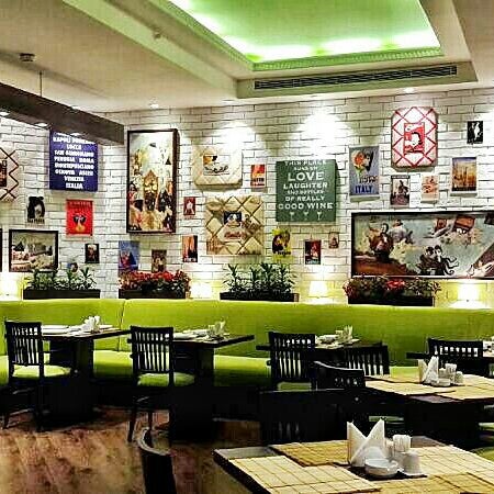 Foto tirada no(a) Cafe Plaza por Murad H. em 10/25/2013