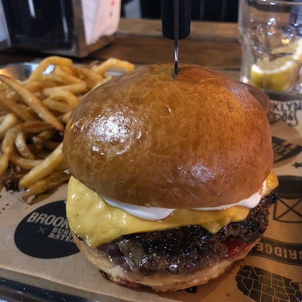 รูปภาพถ่ายที่ Brooklyn Burgers&amp;Steaks โดย Saad เมื่อ 8/25/2019