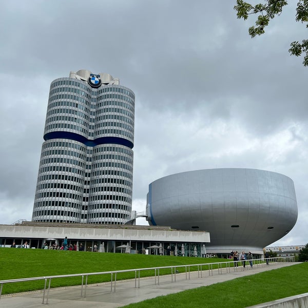 Das Foto wurde bei BMW-Hochhaus (Vierzylinder) von Saad am 9/11/2022 aufgenommen
