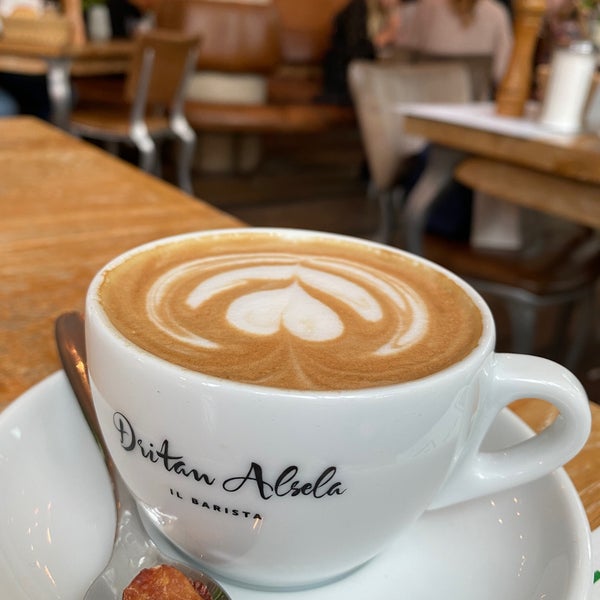 รูปภาพถ่ายที่ Dritan Alsela Coffee โดย Saad เมื่อ 8/19/2021