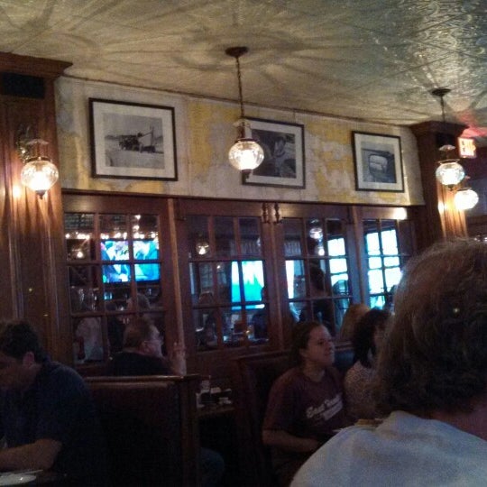 5/14/2013 tarihinde Maureen S.ziyaretçi tarafından Indian Wells Tavern'de çekilen fotoğraf