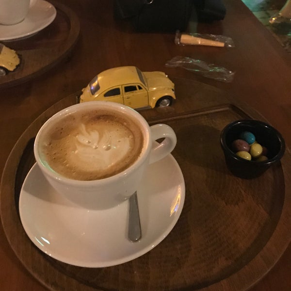 Foto diambil di Voswos Garage Coffee Hotel oleh Ceren Ö. pada 12/27/2019
