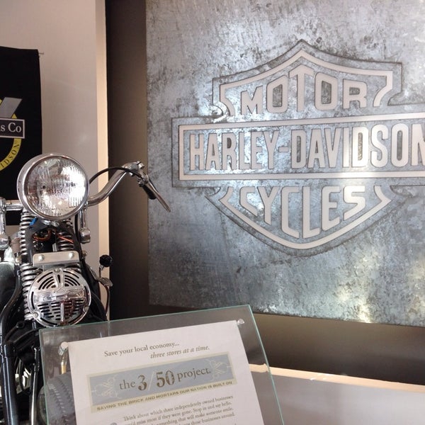 Foto diambil di Dudley Perkins Co. Harley-Davidson oleh Aloo pada 5/20/2014