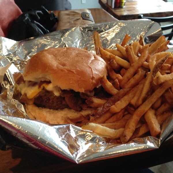 3/15/2013에 Sarah K.님이 Burger Stomper Gourmet Burger &amp; Milkshake Bar에서 찍은 사진