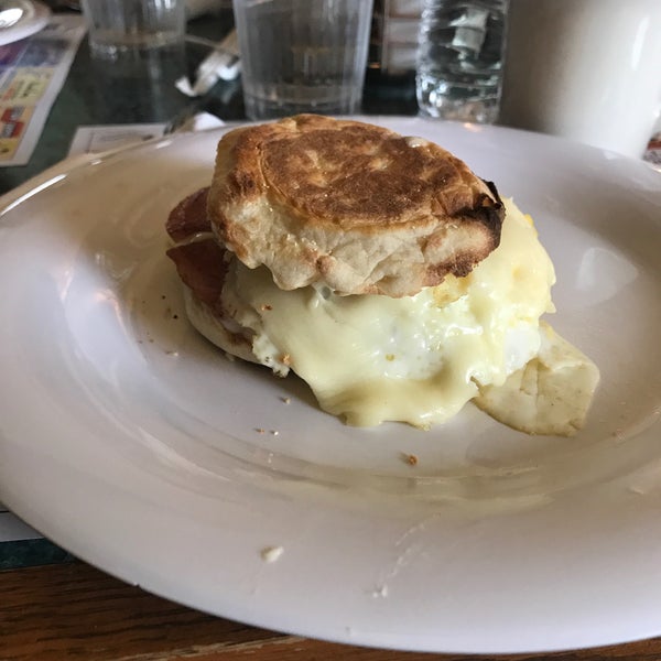 Das Foto wurde bei Augies Omelette &amp; Waffle House von Ben C. am 6/2/2018 aufgenommen